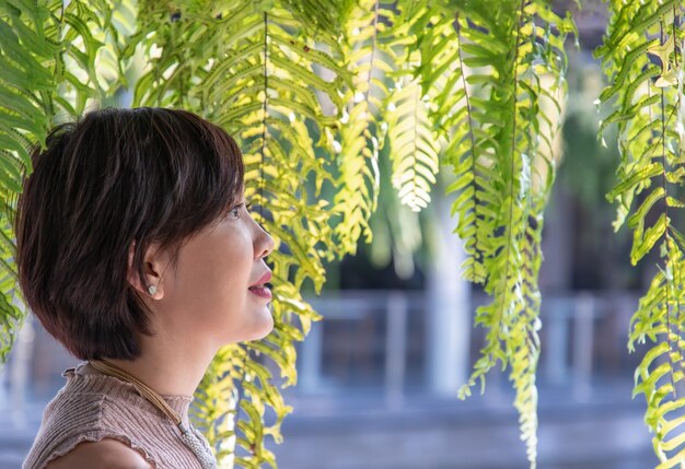 写真 振り向く女性の肖像画