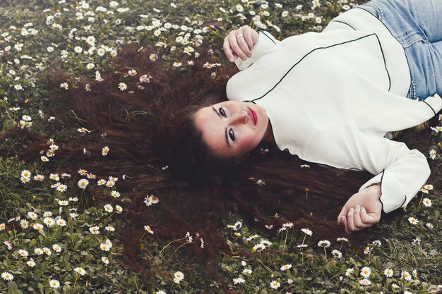 Фото Портрет женщины, лежащей на траве