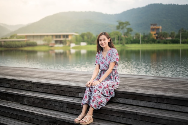 写真 木製の橋に女性の肖像