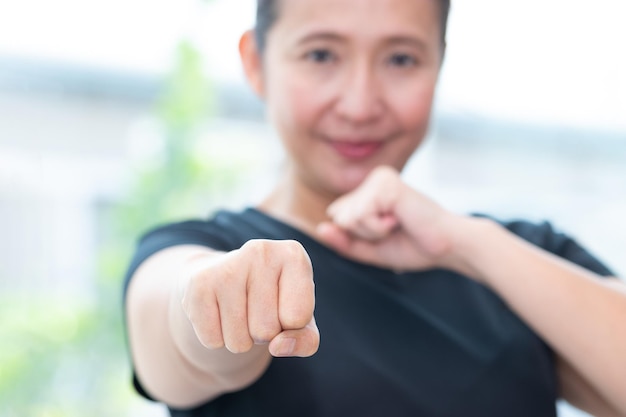 写真 拳を示す女性の肖像画