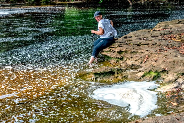 写真 湖岸に座っている女性の肖像画