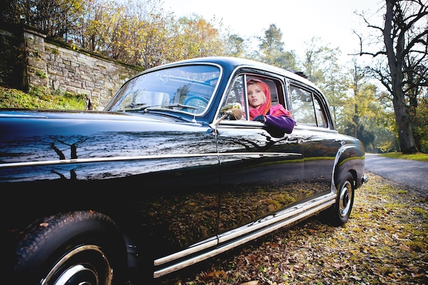 写真 車に乗って座っている女性の肖像画