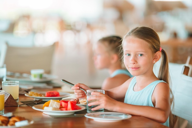 写真 食べ物を持って座っている女性の肖像画