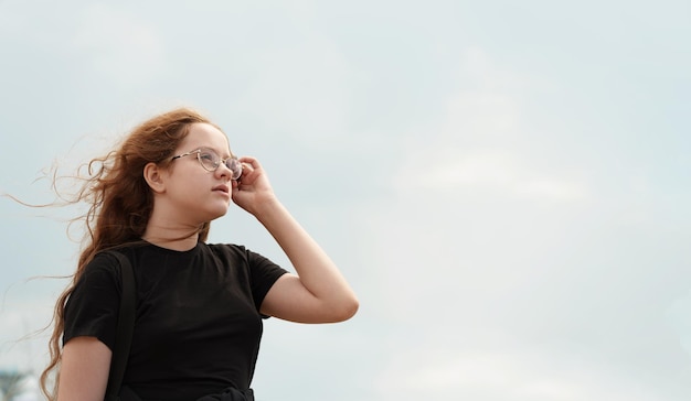 写真 目を細めて遠くを見つめる女性のポートレート