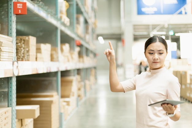 写真 鏡に立っている女性の肖像画