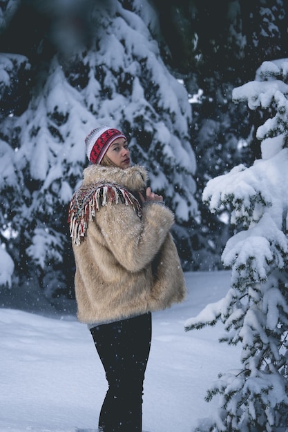 사진 겨울 에 눈 이 인 땅 에 서 있는 여자 의 초상화