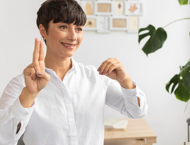 写真 手話を教える女性の肖像画