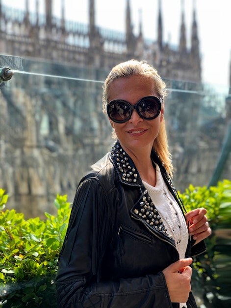 사진 도시에서 선글라스를 착용 한 여성의 초상화