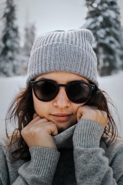 Фото Портрет женщины в солнцезащитных очках зимой