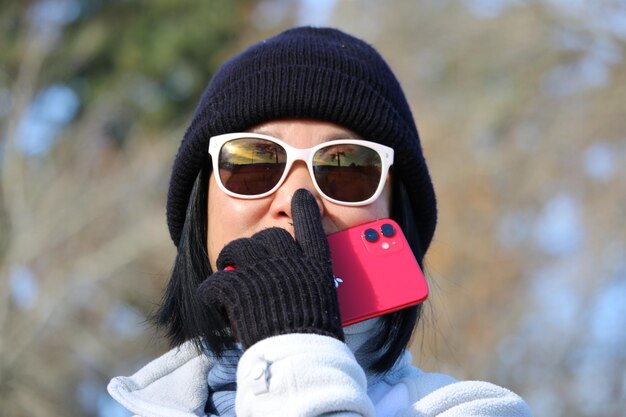 写真 太陽眼鏡をかぶった女性の肖像画