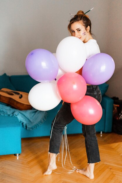 Фото Портрет женщины с воздушными шарами дома