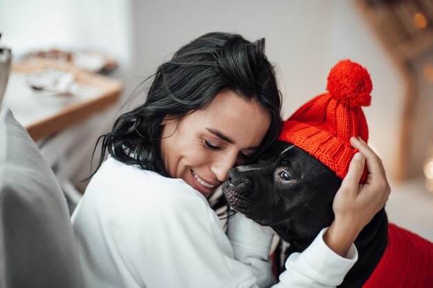 写真 犬と一緒にいる女性の肖像画