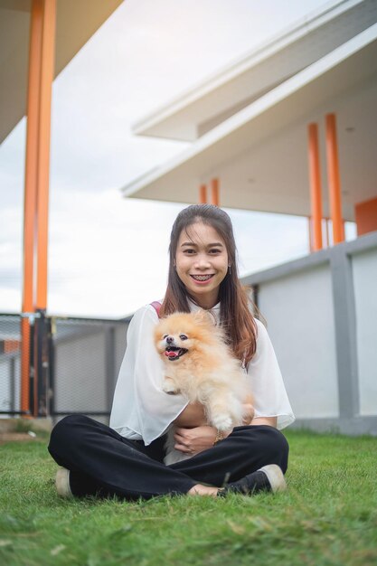 写真 犬と一緒にいる女性の肖像画