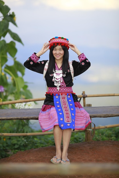 写真 天空を背景に帽子をかぶった女性の肖像画