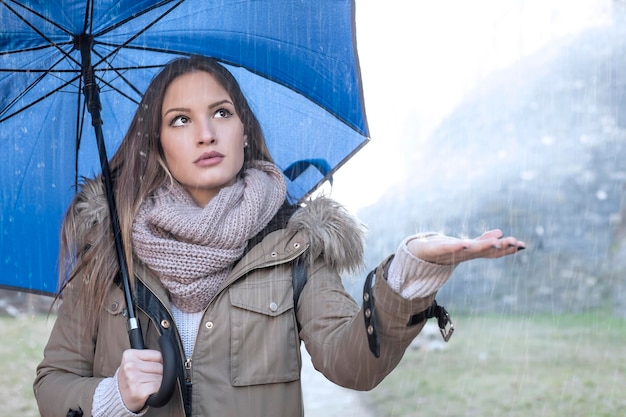 写真 傘を持った女性の肖像画