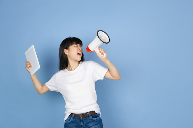 사진 블루 스튜디오 배경에 고립 된 젊은 아시아 여자의 초상화