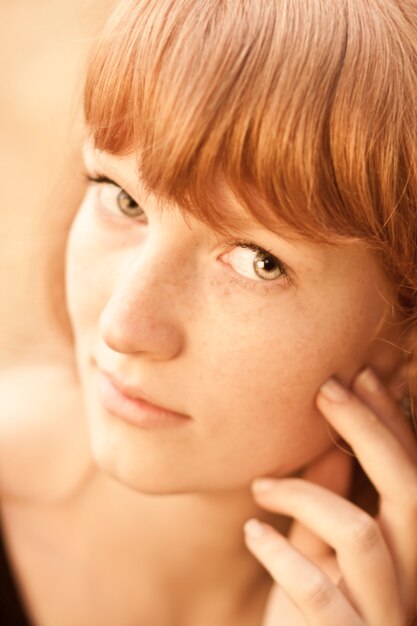 写真 美しい赤毛の若い女性の肖像画