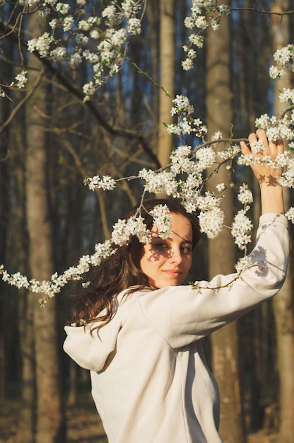 写真 花の咲く木のファッションと美しさの春のコンセプトの中で若い美しい女性の肖像画