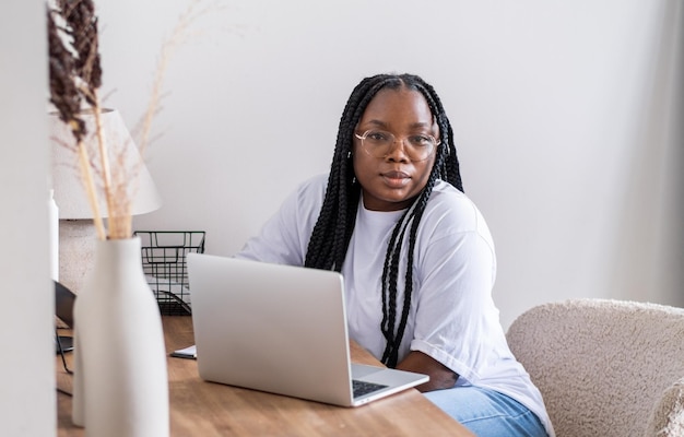 写真 クリエイティブオフィスの若い黒人女性の肖像画