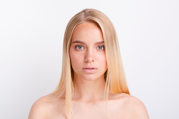 Фото Портрет молодой блондинки с чистой кожей