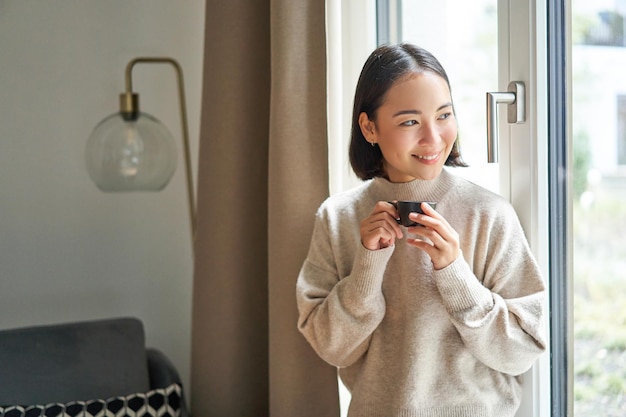 写真 自宅で働く若い女性ビジネスマンの肖像画