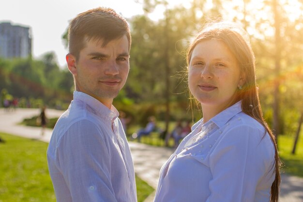 Фото Портрет молодой пары, стоящей в парке