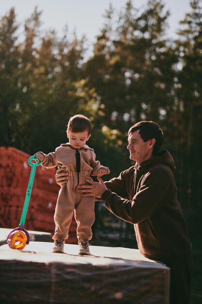 写真 陽の明るい秋の日に少年と遊ぶ幸せな父親の肖像画