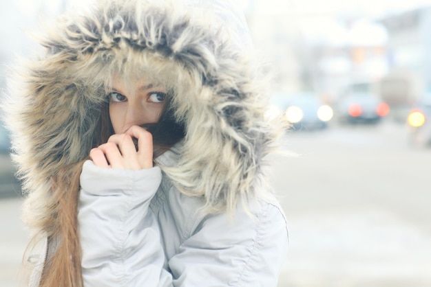 写真 外の若い女の子の冬の雪の肖像画