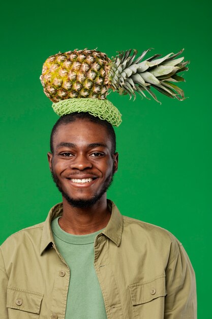 彼の頭にパイナップルを運ぶ若い男の肖像画
