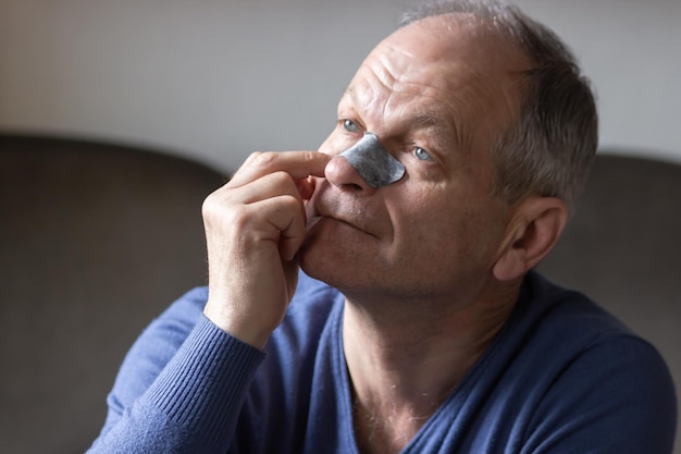 写真 水を飲んでいる若者の肖像画