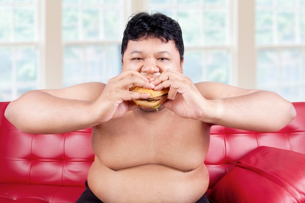 사진 음식 을 먹고 있는 젊은 남자 의 초상화