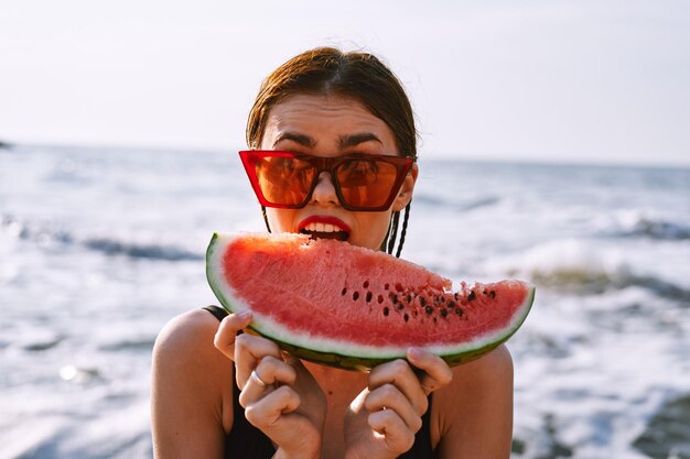 写真 飲み物を握っている若者の肖像画