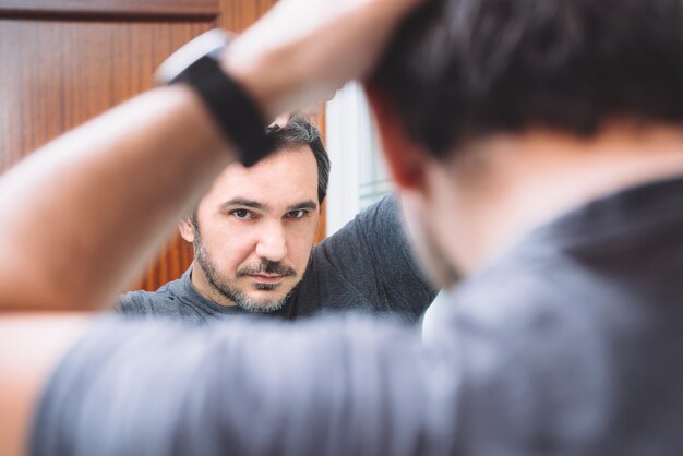 写真 鏡に映る若者の肖像画