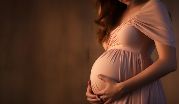 写真 彼女の腹に手を繋いでいる若い妊婦の肖像画コピー スペース期待