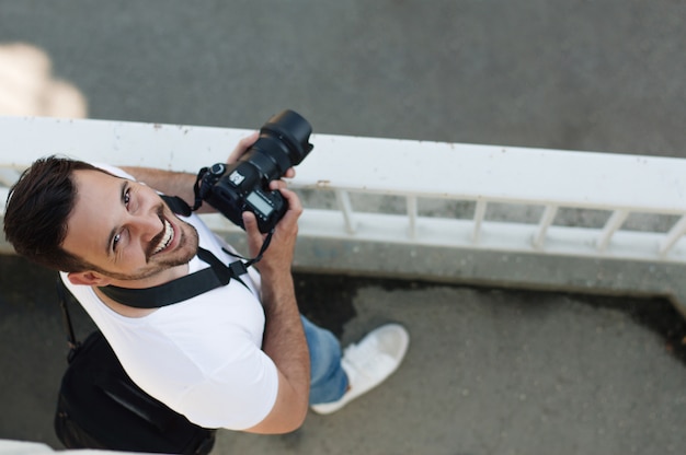 写真 屋外撮影カメラを持つ若いプロの殺し屋の肖像画