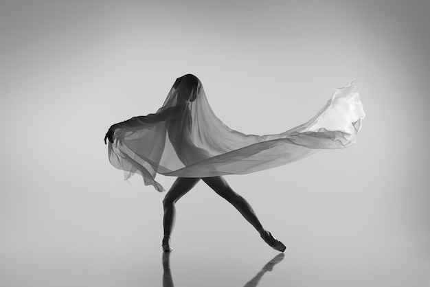Фото Портрет молодой талантливой балерины, танцующей в исполнении классика и современность черно-белый