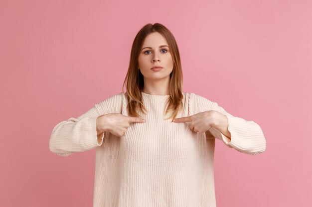 写真 ピンクの背景に若い女性の肖像画