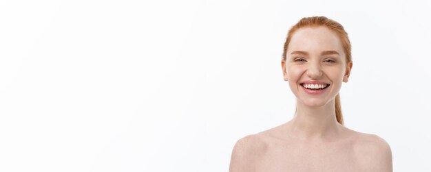 写真 白い背景の若い女性の肖像画