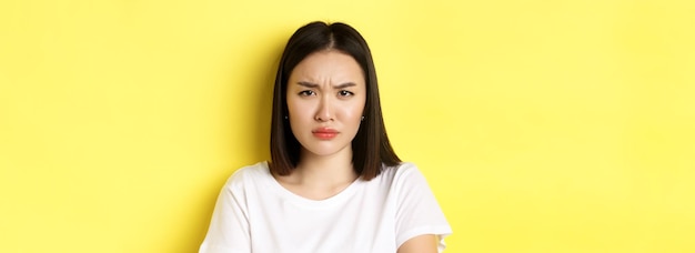 写真 黄色い背景の若い女性の肖像画