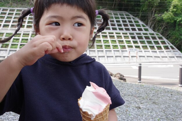 写真 コーヒーを飲んでいる若い女性の肖像画