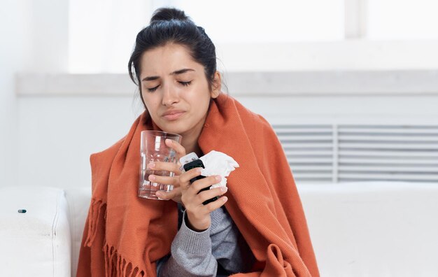 写真 ボトルから水を飲む若い女性の肖像画