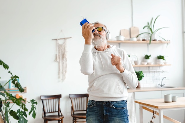 写真 壁に立って水を飲んでいる若い女性の肖像画