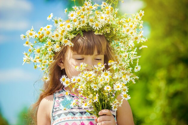 写真 花を持った若い女性の肖像画