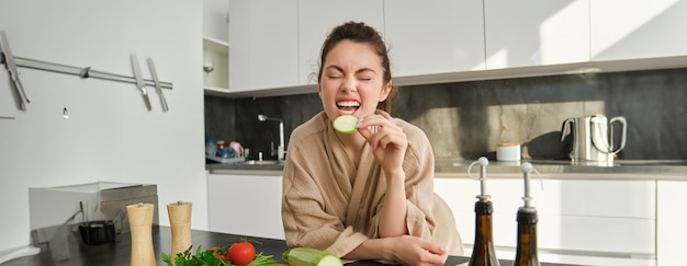 写真 家で食べ物を持った若い女性の肖像画