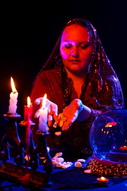 Фото Портрет молодой женщины с зажженной свечой
