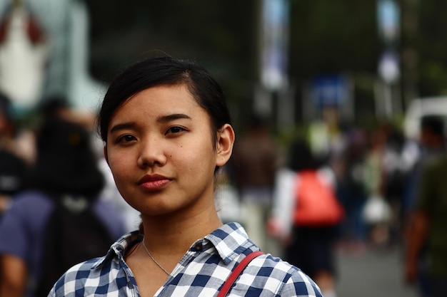 写真 都市の若い女性の肖像画