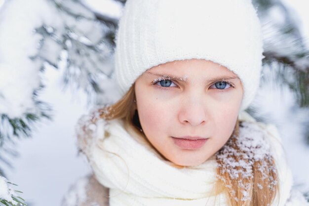 写真 冬の帽子をかぶった若い女性の肖像画