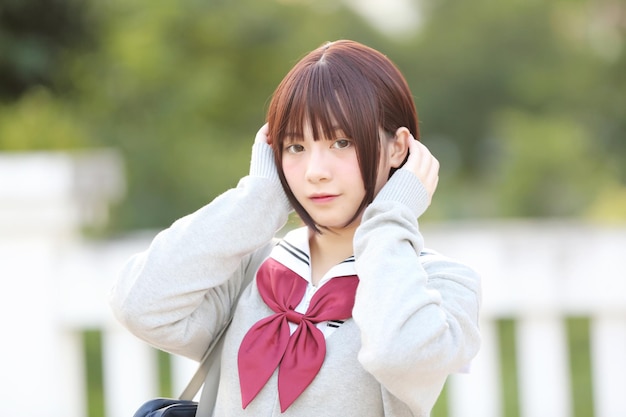 写真 日本の学校制服を着た若い女性の肖像画