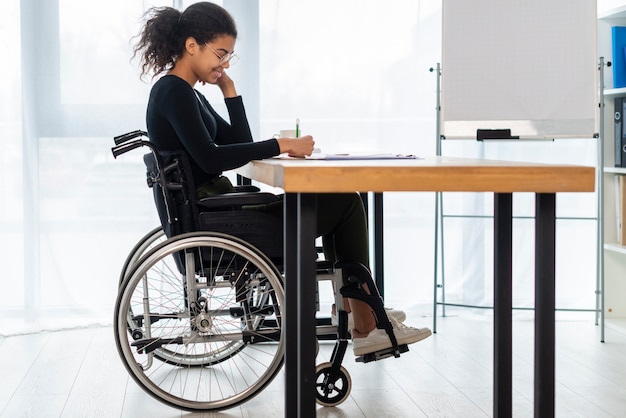 사진 사무실에서 휠체어에 젊은 여자의 초상화