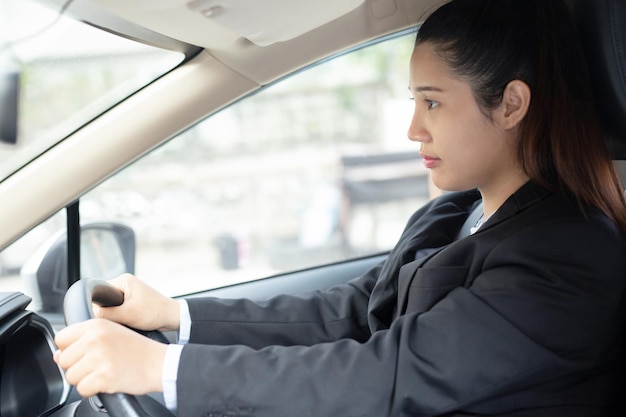 写真 カメラを見ている若い女性の肖像画